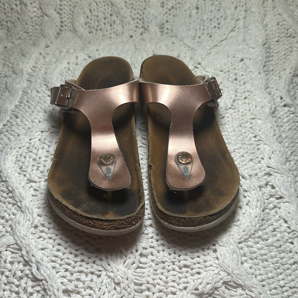 Birkenstock Gizeh Kids Sandals in Metallic Pink size 32 rose gold